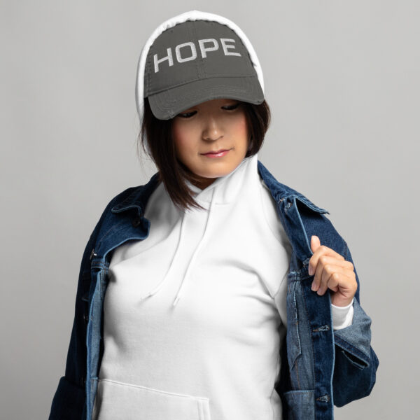 Gorra Tipo Dad Hat con Estilo Desgastado – Un Toque Único para tu Outfit - Image 4